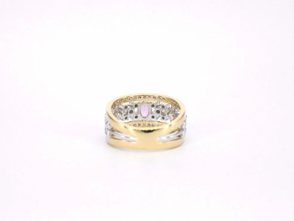 Bague en or jaune sertie de diamants et d'une pierre précieuse