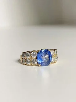 Bague en or jaune sertie d'un saphir de Ceylan non chauffé