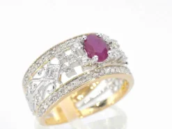 Bague en or jaune sertie de diamants et d'un rubis