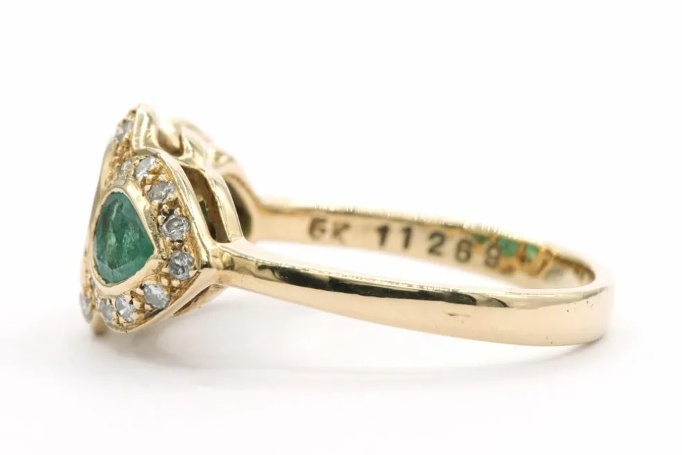 Bague en or jaune sertie d'émeraudes et de diamants