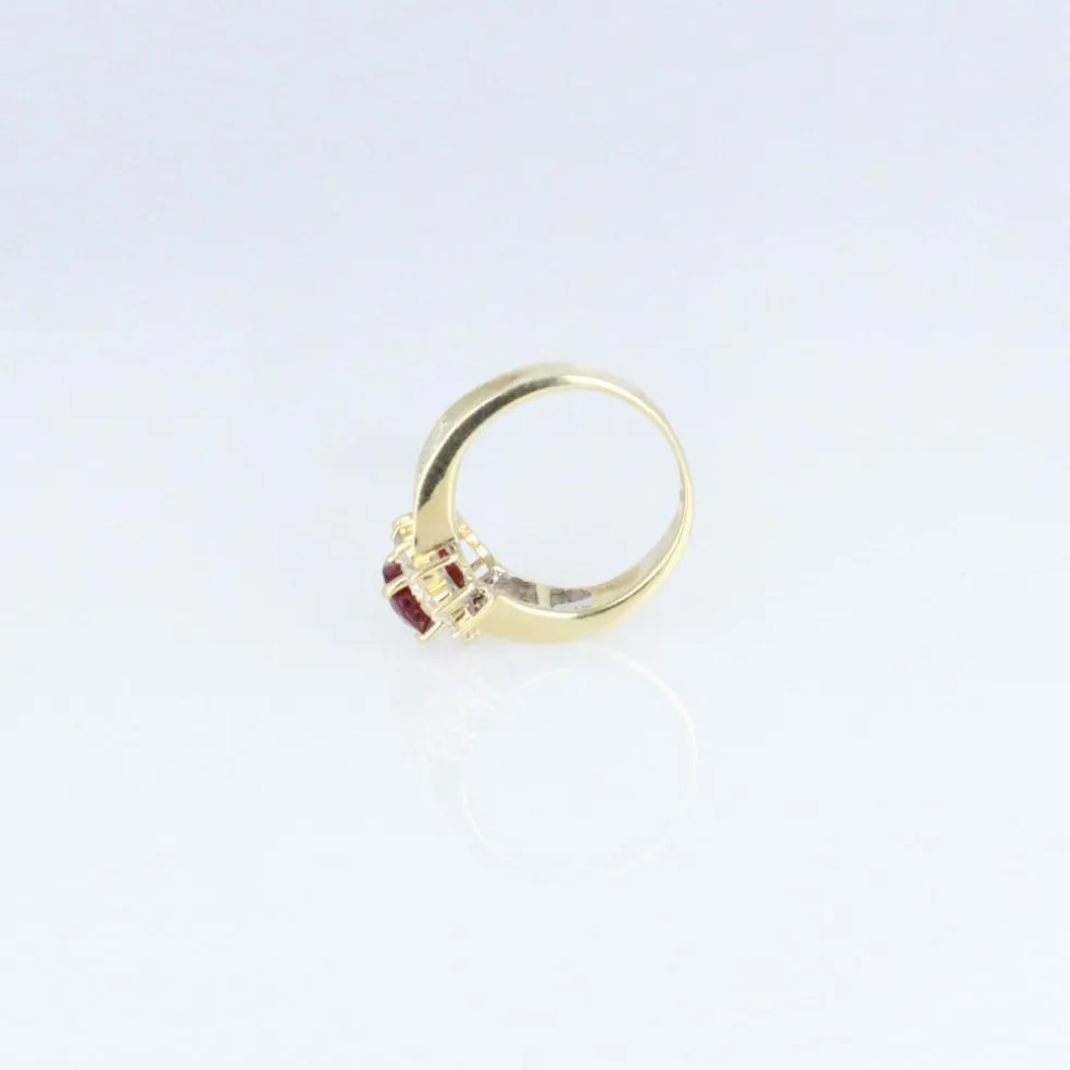 Bague en or jaune, sertie d'un rubis taille ovale entouré de diamants