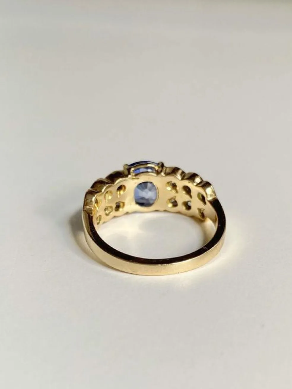 Bague en or jaune sertie d'un saphir de Ceylan non chauffé