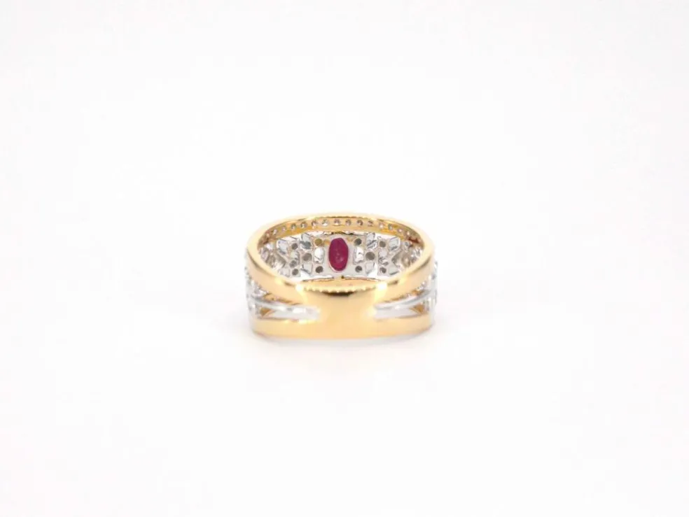Bague en or jaune sertie de diamants et d'un rubis