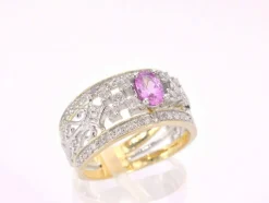 Bague en or jaune sertie de diamants et d'une pierre précieuse