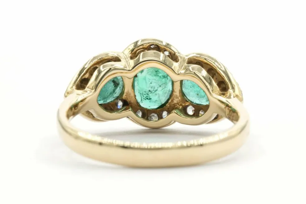 Bague en or jaune sertie d'émeraudes et de diamants