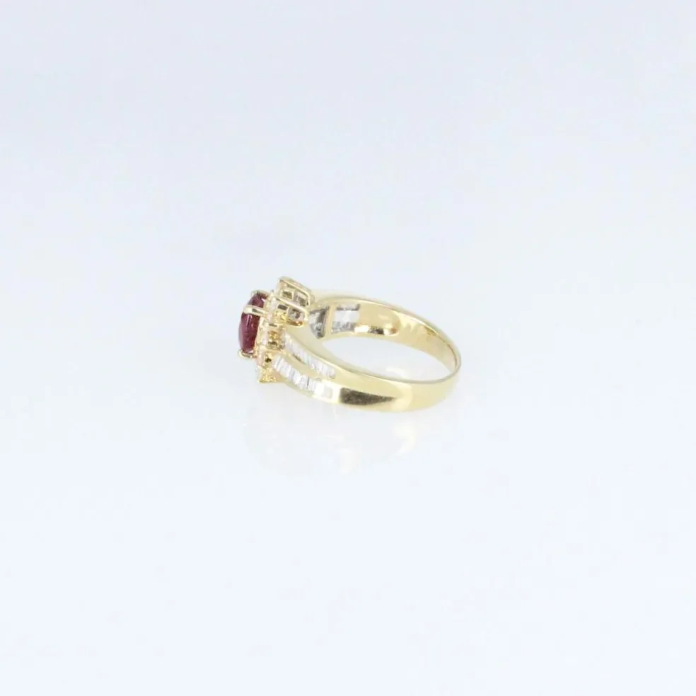 Bague en or jaune, sertie d'un rubis taille ovale entouré de diamants