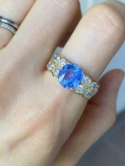 Bague en or jaune sertie d'un saphir de Ceylan non chauffé