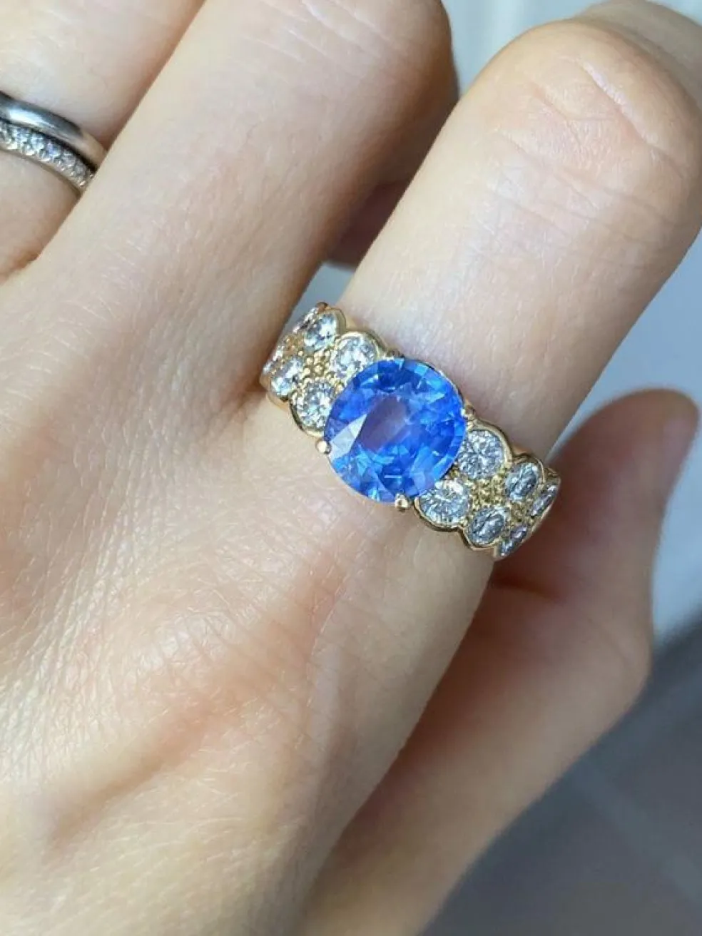 Bague en or jaune sertie d'un saphir de Ceylan non chauffé