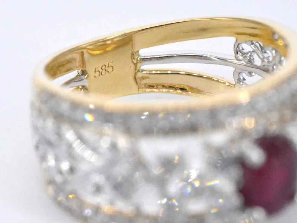Bague en or jaune sertie de diamants et d'un rubis