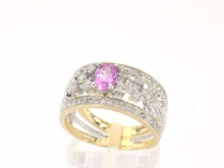 Bague en or jaune sertie de diamants et d'une pierre précieuse