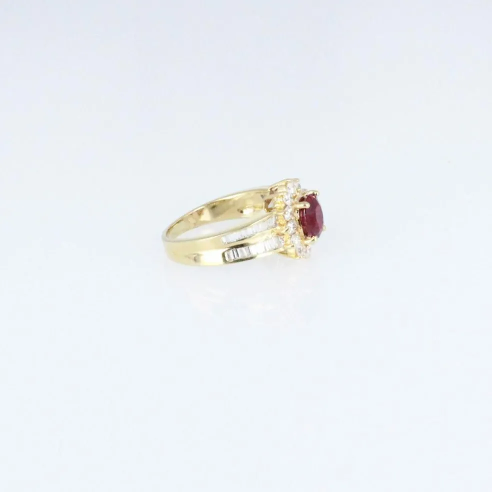 Bague en or jaune, sertie d'un rubis taille ovale entouré de diamants