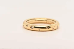 Bague en or jaune sertie de diamants taillés en brillant
