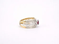 Bague en or jaune sertie de diamants et d'un rubis