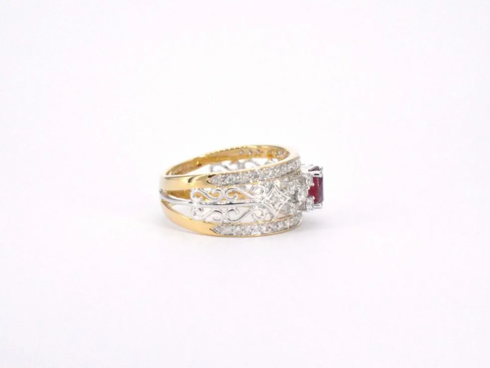 Bague en or jaune sertie de diamants et d'un rubis