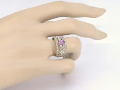 Bague en or jaune sertie de diamants et d'une pierre précieuse