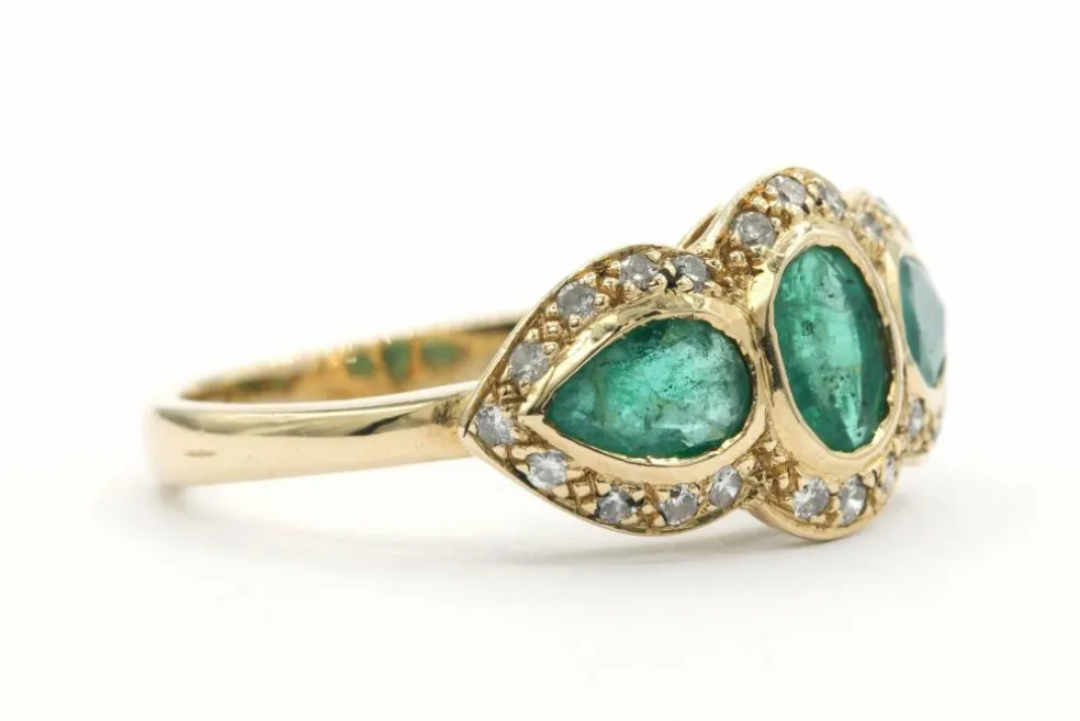 Bague en or jaune sertie d'émeraudes et de diamants