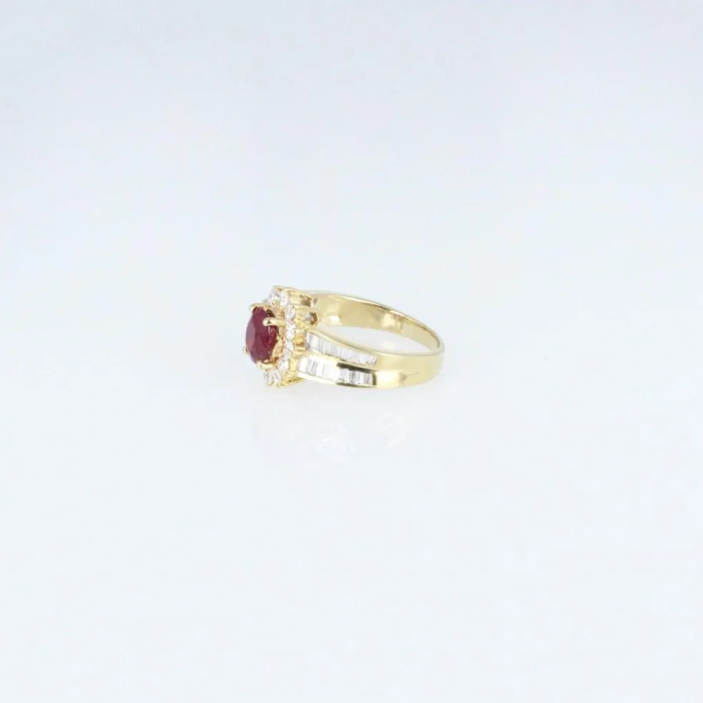 Bague en or jaune, sertie d'un rubis taille ovale entouré de diamants
