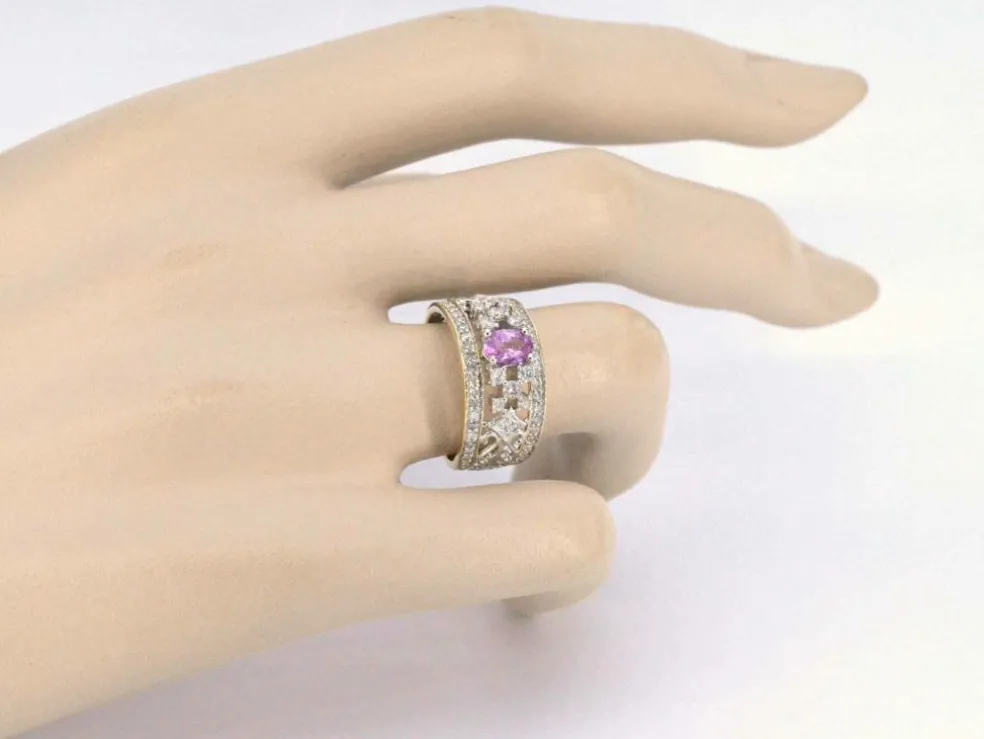 Bague en or jaune sertie de diamants et d'une pierre précieuse