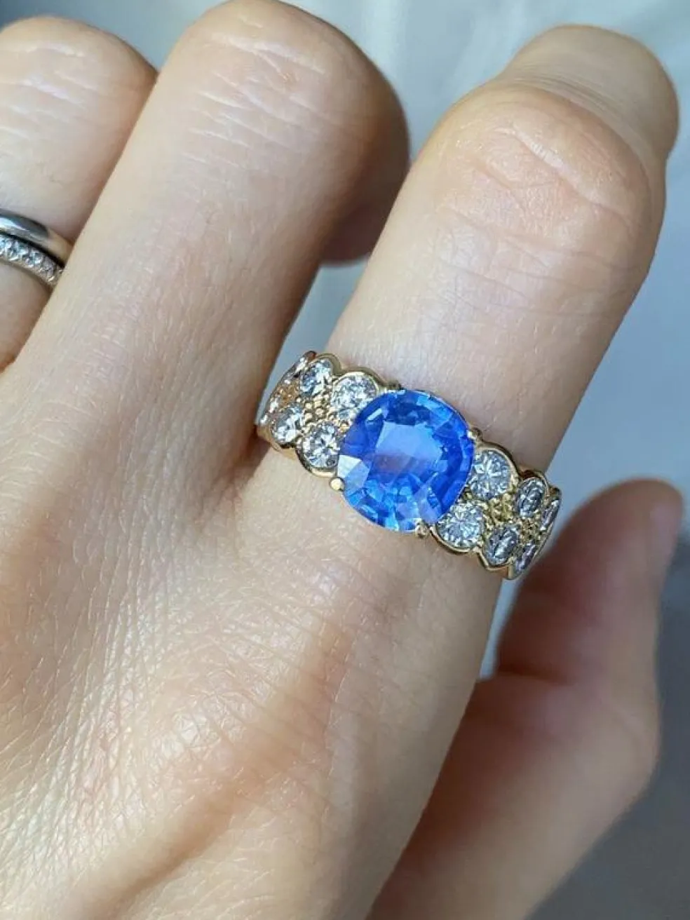 Bague en or jaune sertie d'un saphir de Ceylan non chauffé