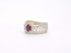 Bague en or jaune sertie de diamants et d'un rubis