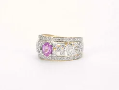 Bague en or jaune sertie de diamants et d'une pierre précieuse