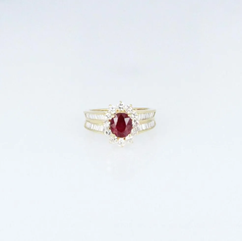 Bague en or jaune, sertie d'un rubis taille ovale entouré de diamants