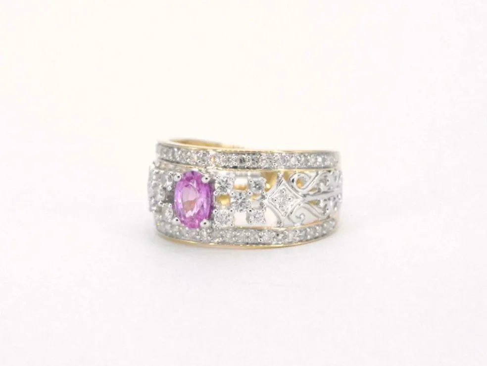 Bague en or jaune sertie de diamants et d'une pierre précieuse