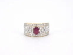 Bague en or jaune sertie de diamants et d'un rubis