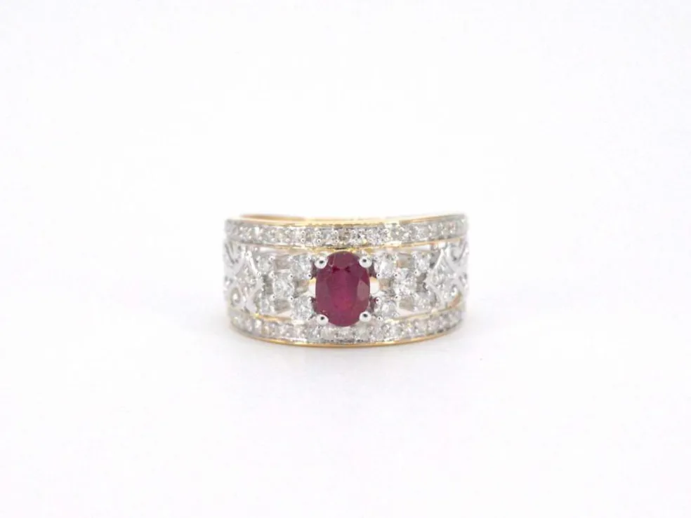 Bague en or jaune sertie de diamants et d'un rubis
