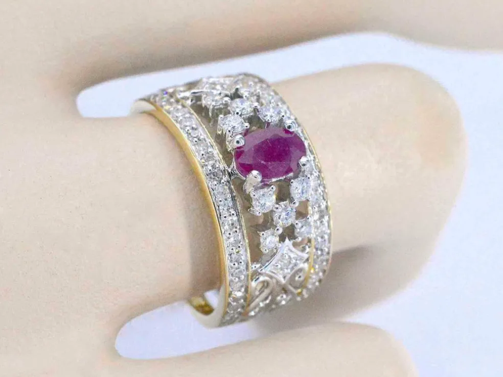 Bague en or jaune sertie de diamants et d'un rubis