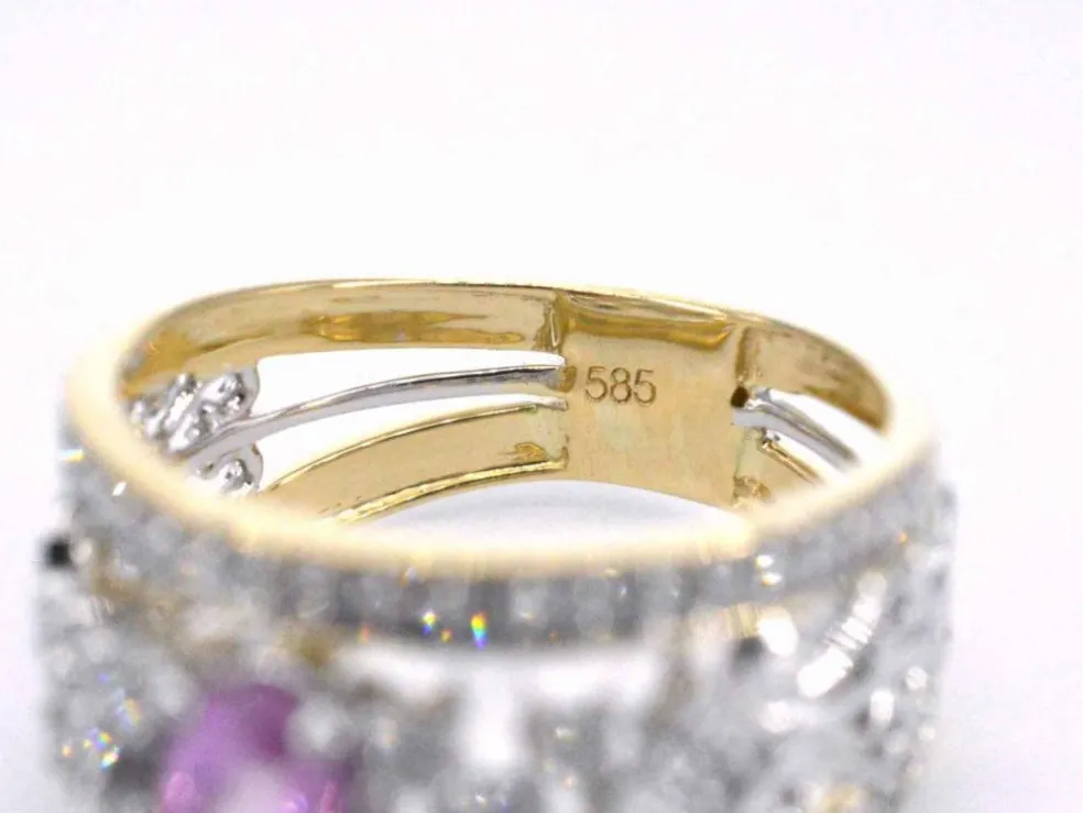 Bague en or jaune sertie de diamants et d'une pierre précieuse
