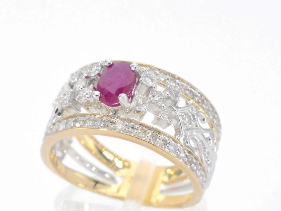 Bague en or jaune sertie de diamants et d'un rubis