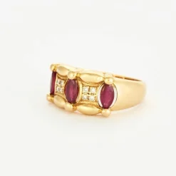 Bague en or jaune sertis de rubis et diamants