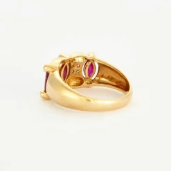 Bague en or jaune sertis de rubis et diamants