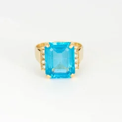 Bague en or jaune, topaze bleue et diamants