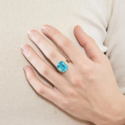 Bague en or jaune, topaze bleue et diamants