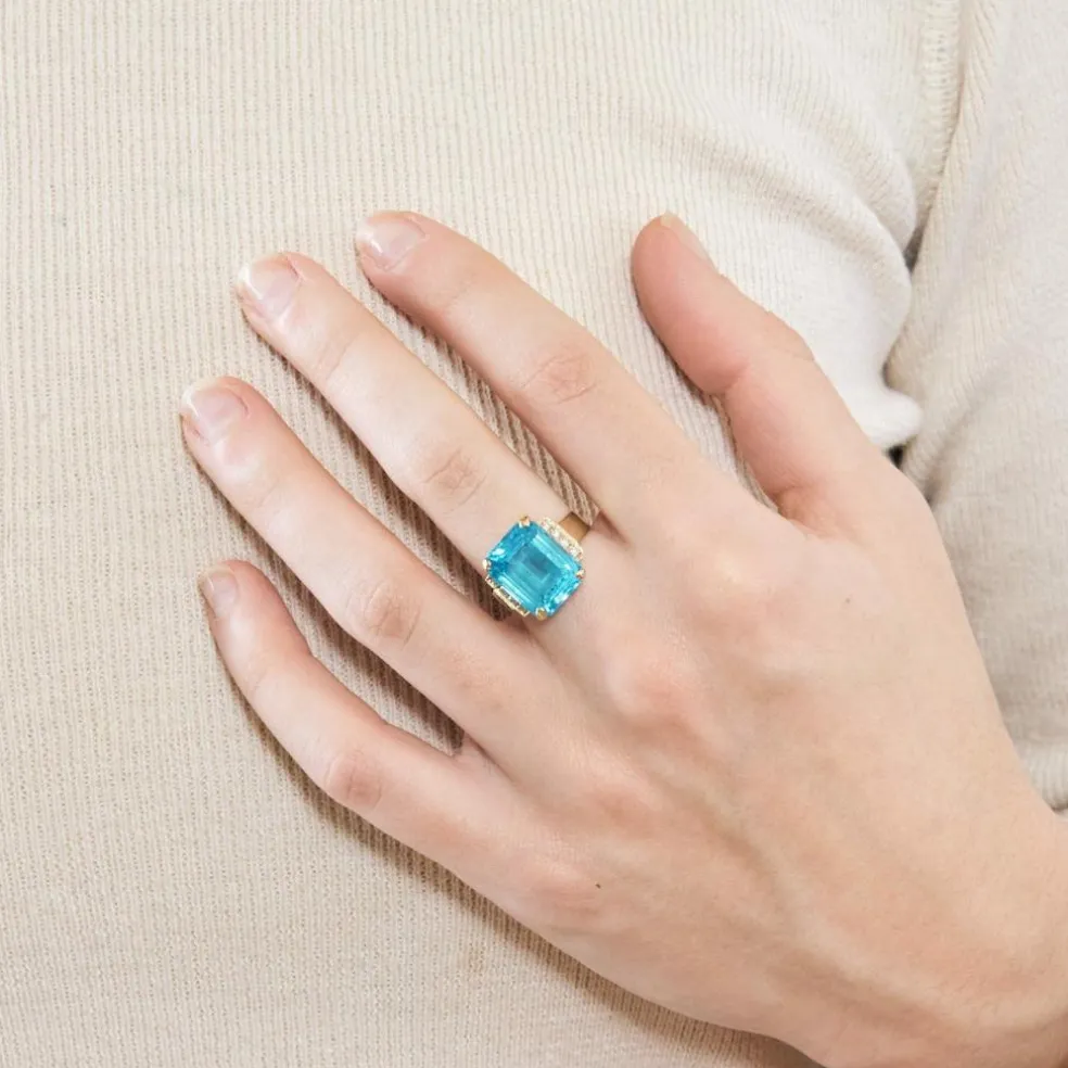 Bague en or jaune, topaze bleue et diamants