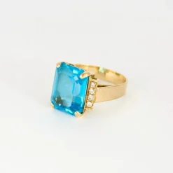 Bague en or jaune, topaze bleue et diamants