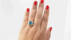 Bague en or jaune, Topaze bleue et diamants