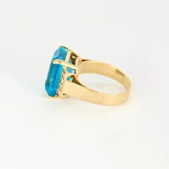 Bague en or jaune, topaze bleue et diamants