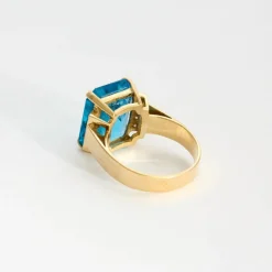 Bague en or jaune, topaze bleue et diamants