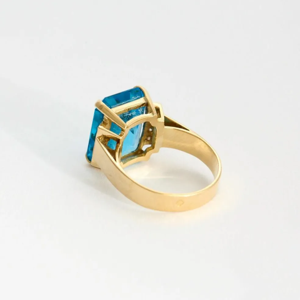 Bague en or jaune, topaze bleue et diamants