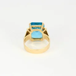 Bague en or jaune, topaze bleue et diamants