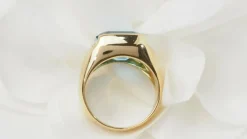 Bague en or jaune, Topaze bleue et diamants