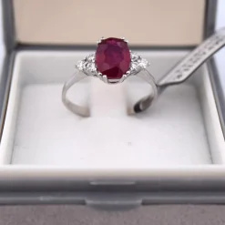 BAGUE EN OR 18KT - RUBIS ET DIAMANTS
