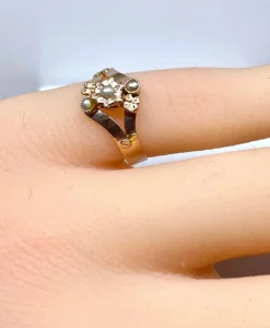 Bague en or rose 18 carats et perles, époque 1900