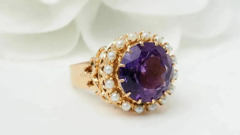 Bague en or rose, améthyste et perles fines