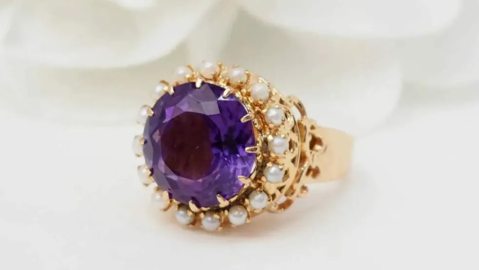 Bague en or rose, améthyste et perles fines