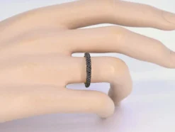 Bague en or rose avec diamants noirs taille brillant