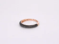 Bague en or rose avec diamants noirs taille brillant